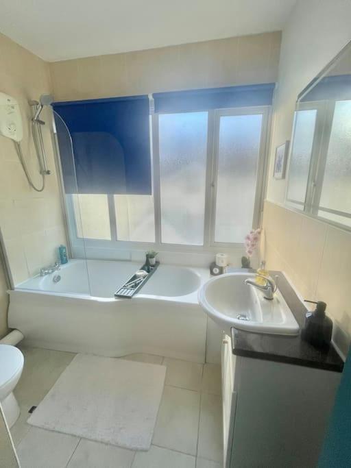 Coastline Retreats - Stunning Sea View Apartment, Netflix Μπόρνμουθ Εξωτερικό φωτογραφία